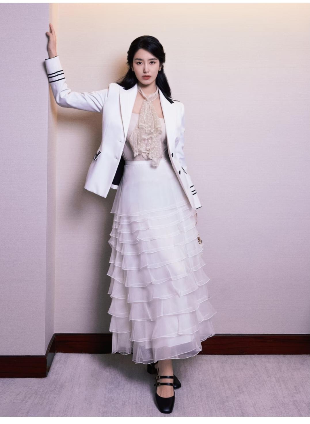 杨采钰，有点不太适合这种衣服。