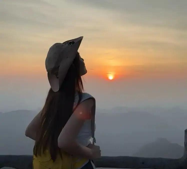 中科院心理所刚发了个实验。1247个男人躺进fMRI，看见喜欢的人，大脑前额