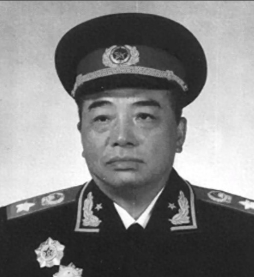 1955年授衔时，志愿军军长回村种地不予授衔，朱老总大怒，不能没他。在经过多轮评