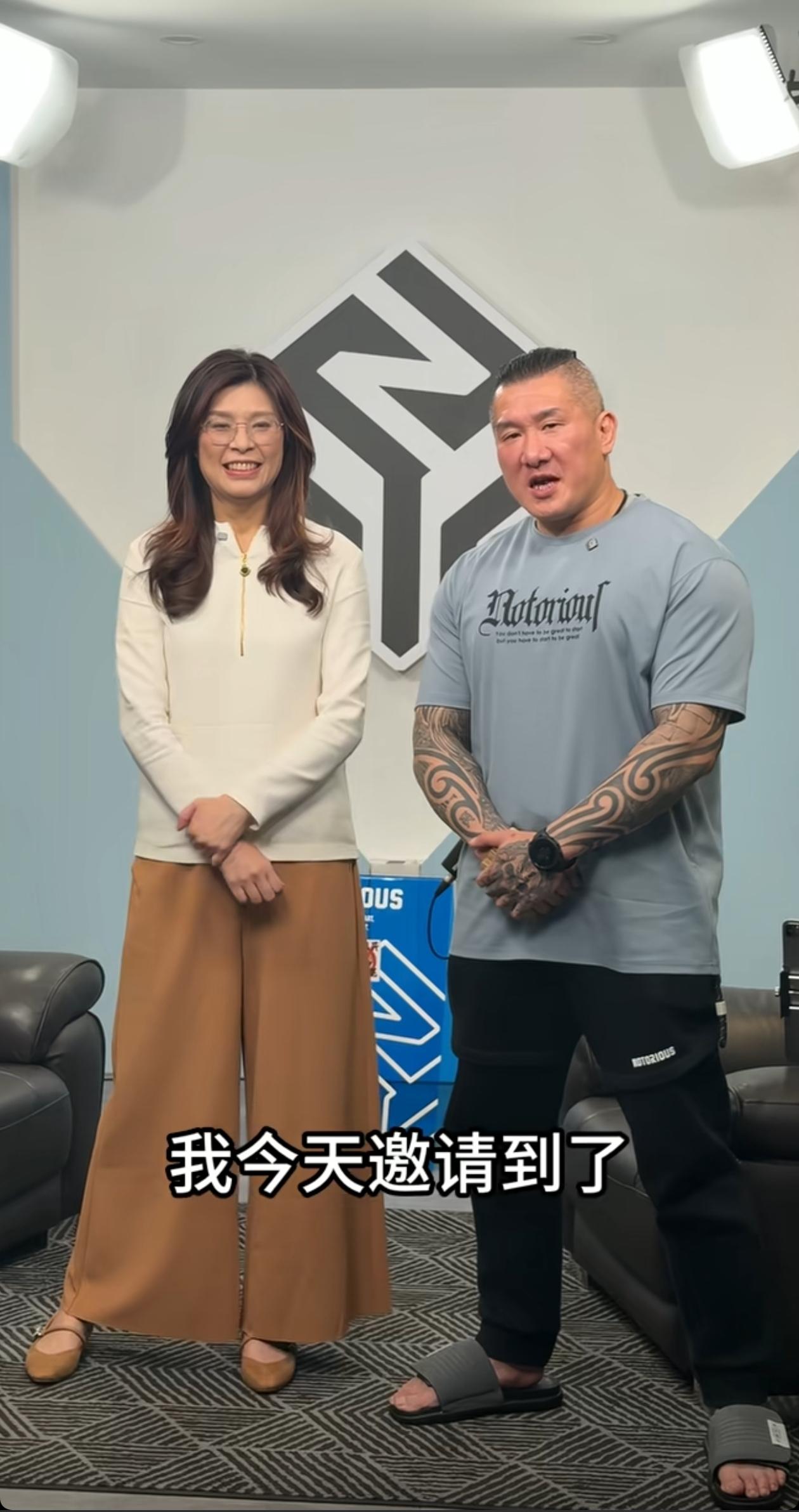 郑丽文赞上海是“风华绝代”。馆长邀请郑丽文来做节目，都是一身轻松的样子，感觉她在