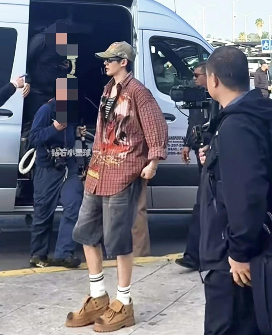 邓为的穿搭，从不打安全牌一直都是自己的风格，没有什么模板，也不套公式！自成一派
