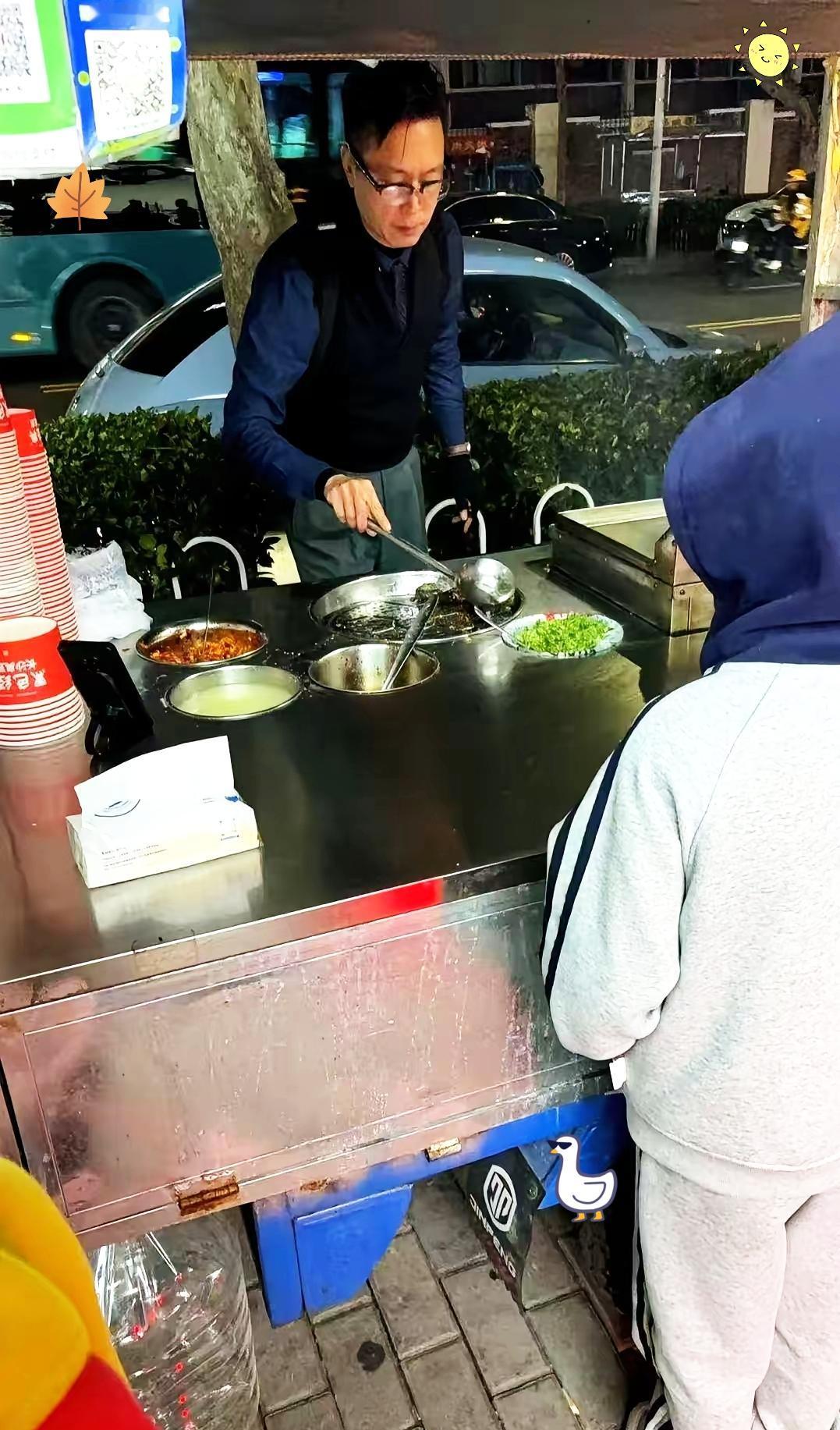 今天在青岛街头看到的一幕，我估计这辈子都忘不了。街头有个大哥，穿得特板正——