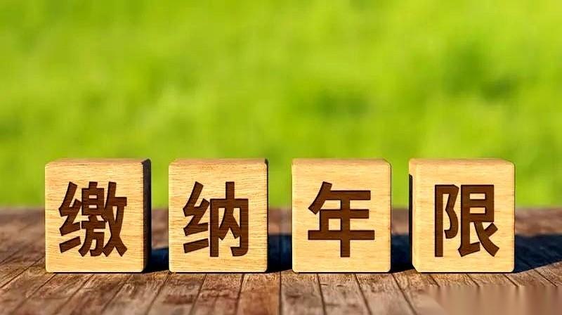 最近总有人在聊，退休到底该看年龄，还是该看工龄。这事你别琢磨，你把两个人放一块