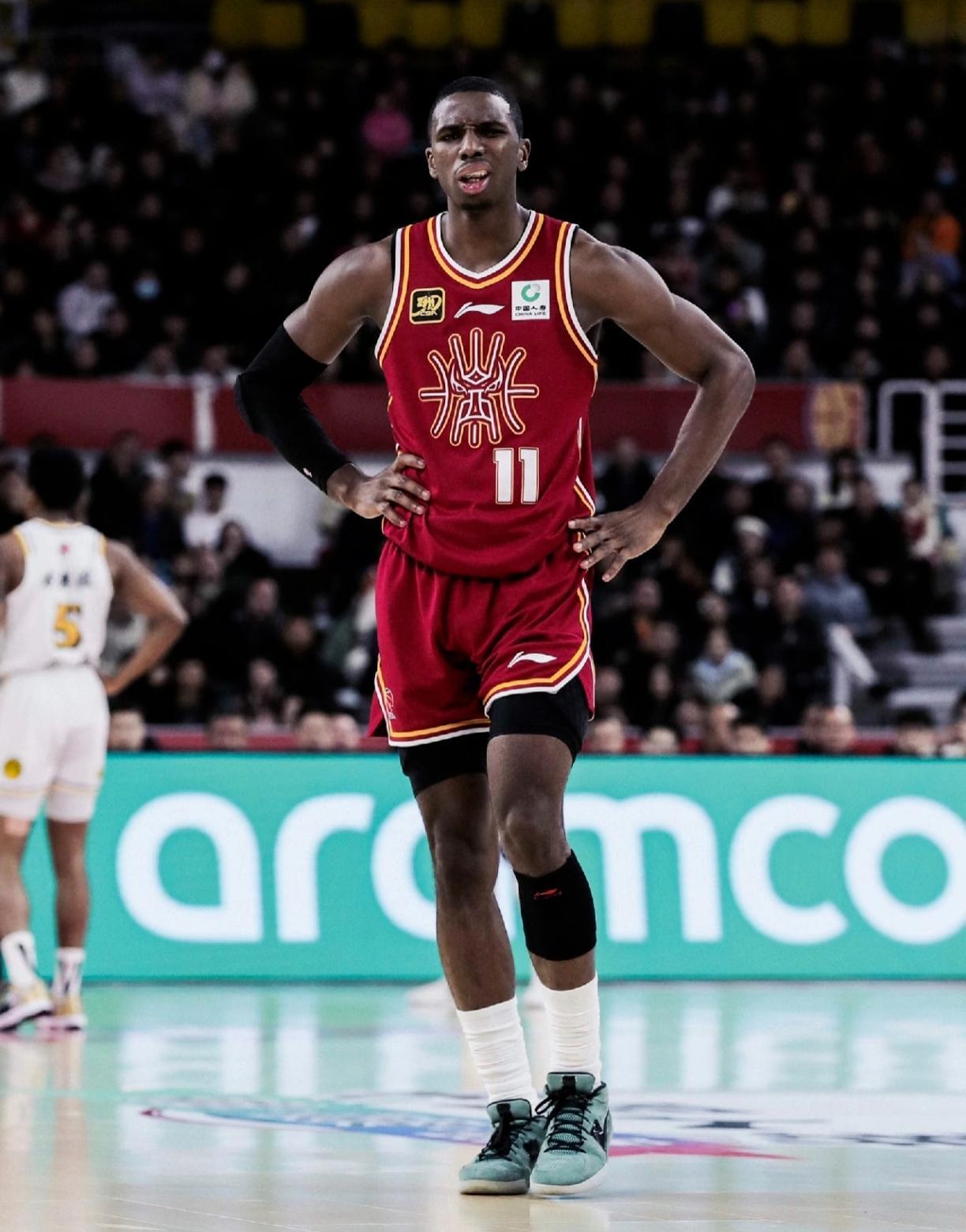 迪亚洛瘫在边线，大口喘气。裁判哨子一紧，他的铠甲全碎了。杜锋场边冷笑。萨纳