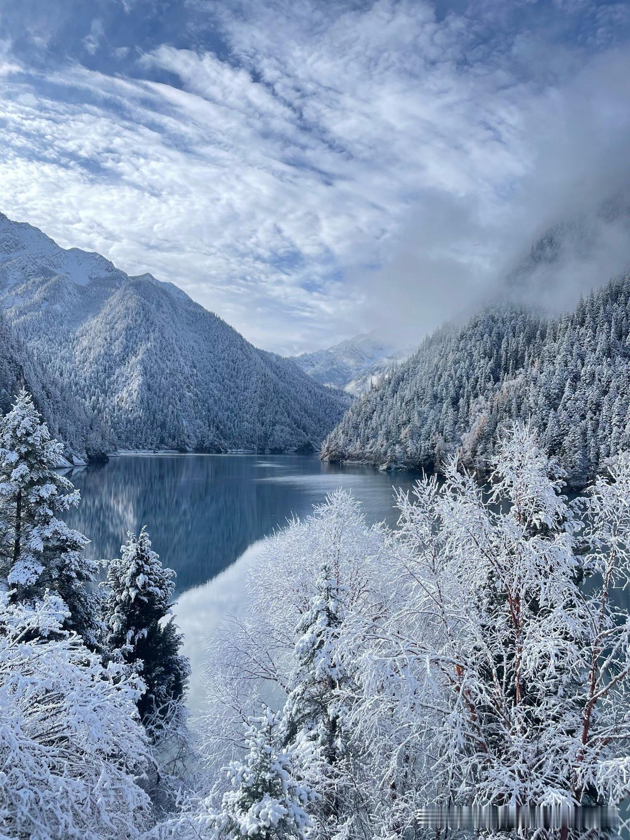 远山覆雪，如披银绸，朦胧于薄雾之中。古松枝头坠满蓬松积雪，时而簌簌滑落，惊起一
