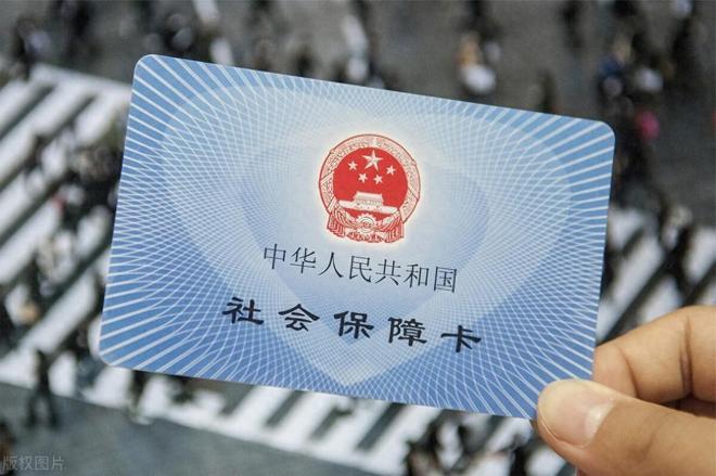 社保实缴严查中！工资没变，到手少了？ 2026年8月起，全国多地推进社保按实