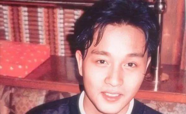 1992年，霸王别姬的杀青宴上，张国荣拍着桌子指着一个男人吼道：“你胆敢再动她一