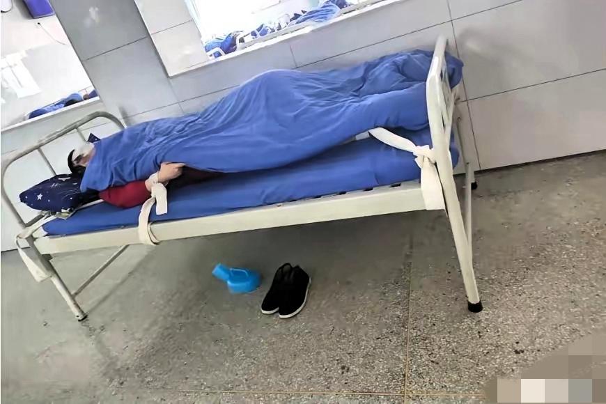 新京报这次真的干得漂亮！记者卧底湖北襄阳精神病医院，揭开了令人震惊的黑幕。医