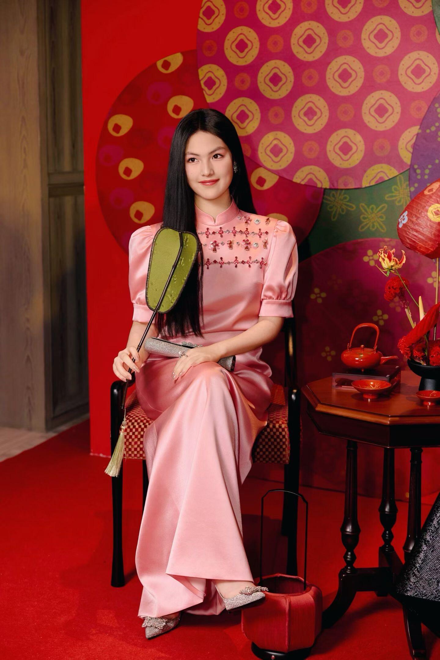 李湘晒王诗龄与何超莲聚会合照，有网友发现她把自己p瘦不小心把王诗龄肚子p大了！