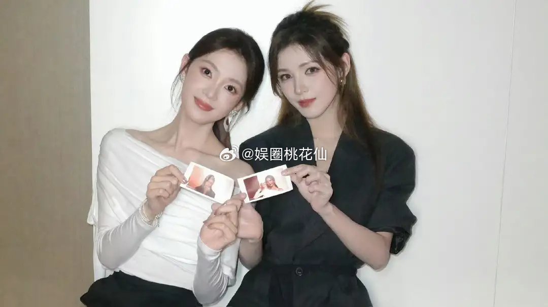 陈瑶张予曦同框自拍刷屏！一柔一艳各美其美，明艳大气，耀眼迷人