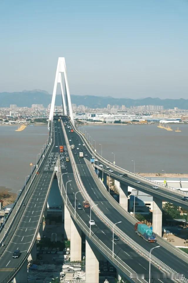1998年，椒江大桥开工建设，起先是引入日资，合作进展非常顺利，谁想到已经动工，