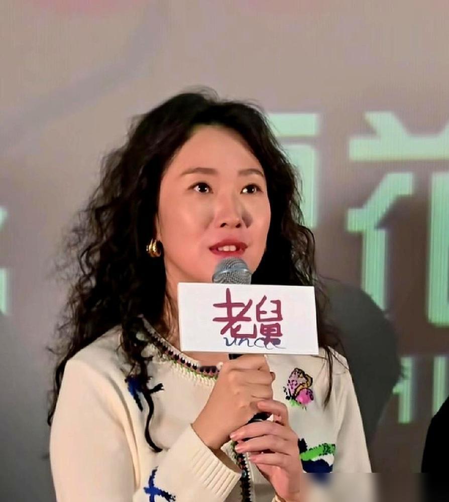 郭京飞进被窝，顺手就把袜子脱了。​王佳佳看着他，想都没想，也跟着把自己的袜子