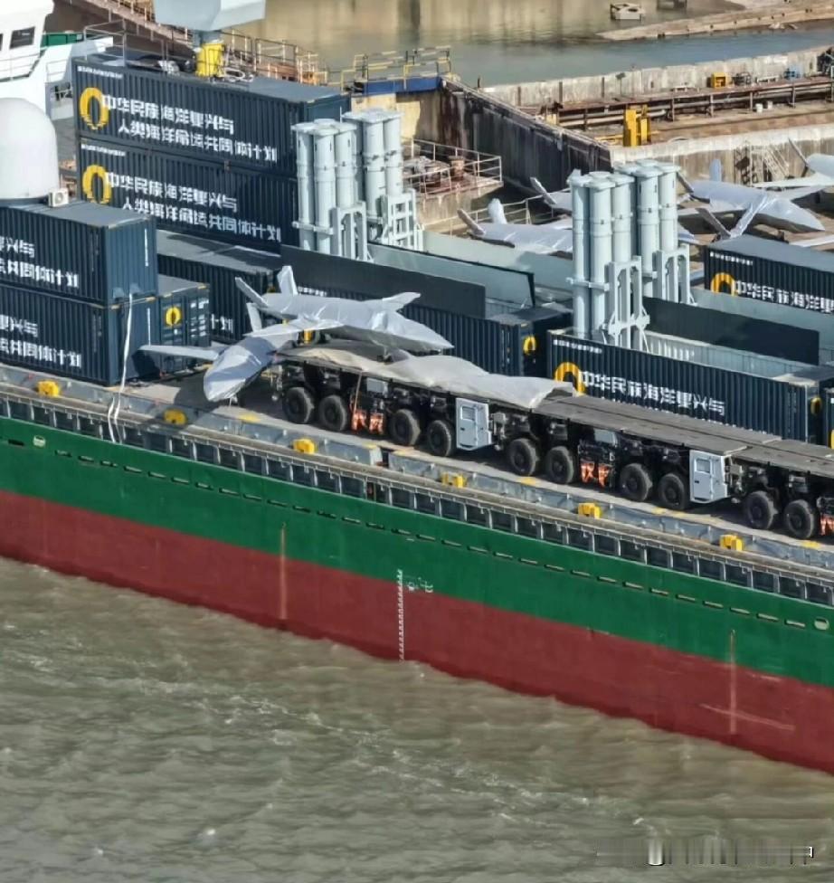 好家伙，隐匿式突袭武库舰..这个角度够清晰了吧？这车体蜈蚣也很明显了吧，还有