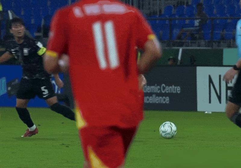 一个在前场“散步”的隐形人，竟是整支球队的防弹衣。71分钟，2:1。越南队的