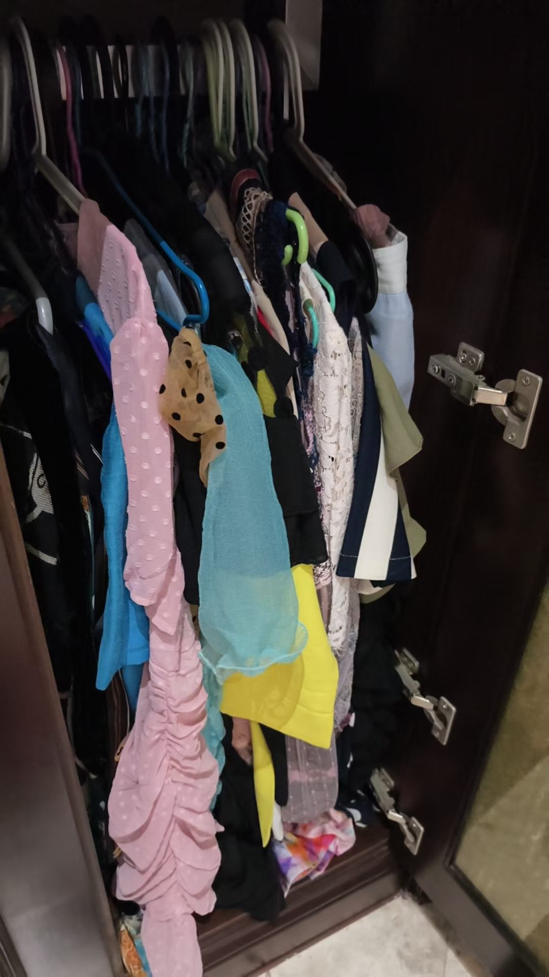 断舍离一大堆衣服、裙子、连衣裙、包包、饰品。很多都是国外买回的绝版款价格大多在1