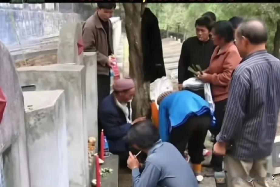 程庆生烈士父母在家人的陪伴下，来祭奠儿子！程庆生烈士是云南陆良人，在1984年