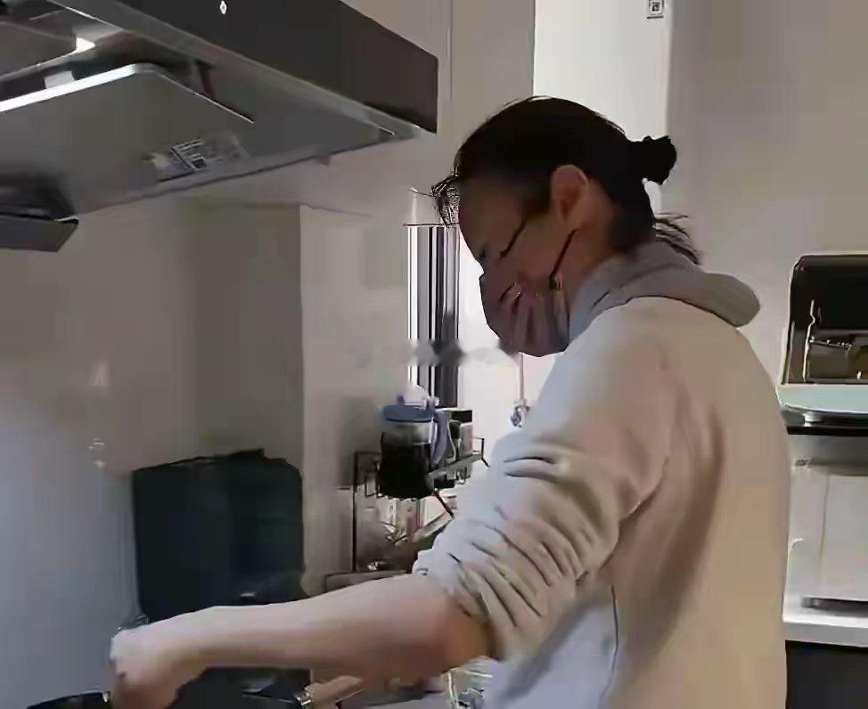 52岁吴越独自在家包馄饨，素颜穿红色毛衣，为人低调朴素，很顾家