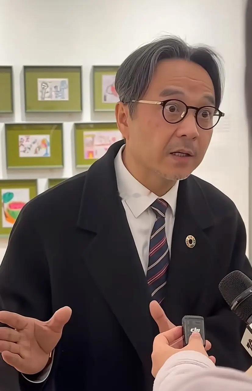 主持人对撒贝宁说:“很多人羡慕你有一对双胞胎！”撒贝宁摆摆手:“不要羡慕，双胞胎