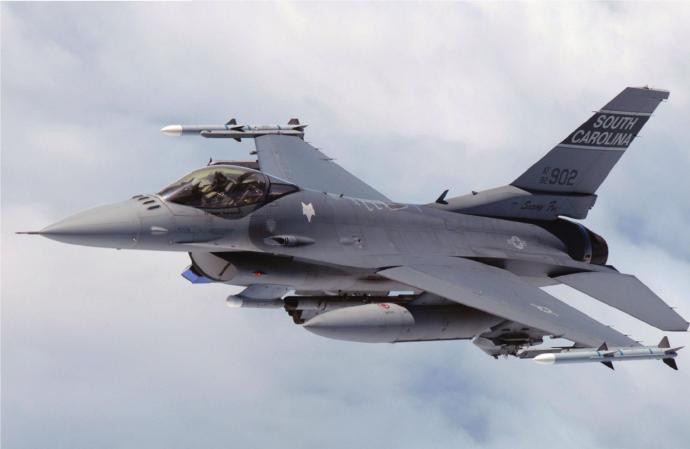 每天认识一件兵器F-16“战隼”战斗轰炸机最大速度：2125千米／时重量：85