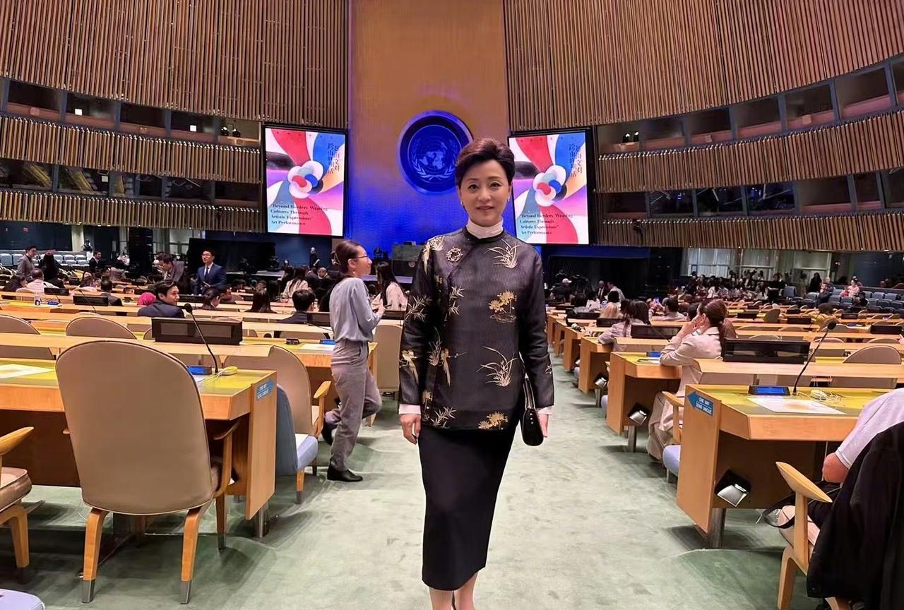 论国际影响度的女主持，她真的是第一名，就算在国内当年也是不输董卿、周涛，虽然她之