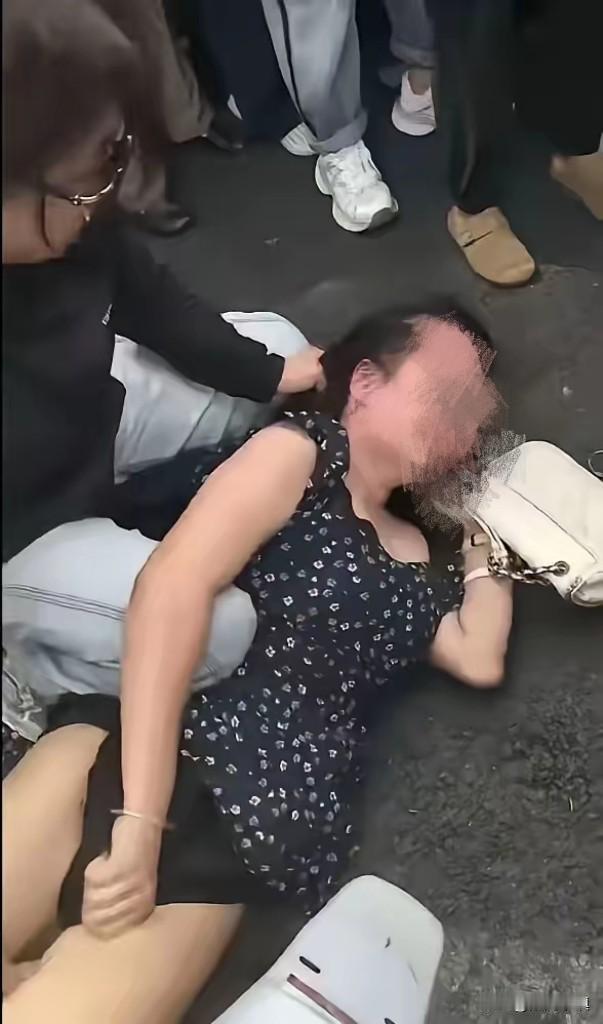 震惊！触目惊心！这是刚刚在网上看到的视频……不管她有多大错误，哪怕杀人放火、