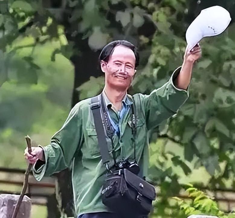1998年，大学教授何家庆来到深山调研。由于过于饥饿，于是就向村民讨吃的。不料，