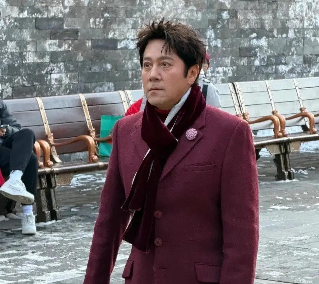 57岁，299块，让故宫仓库连夜加班。你见过这样带货的么？蔡国庆没喊一句“