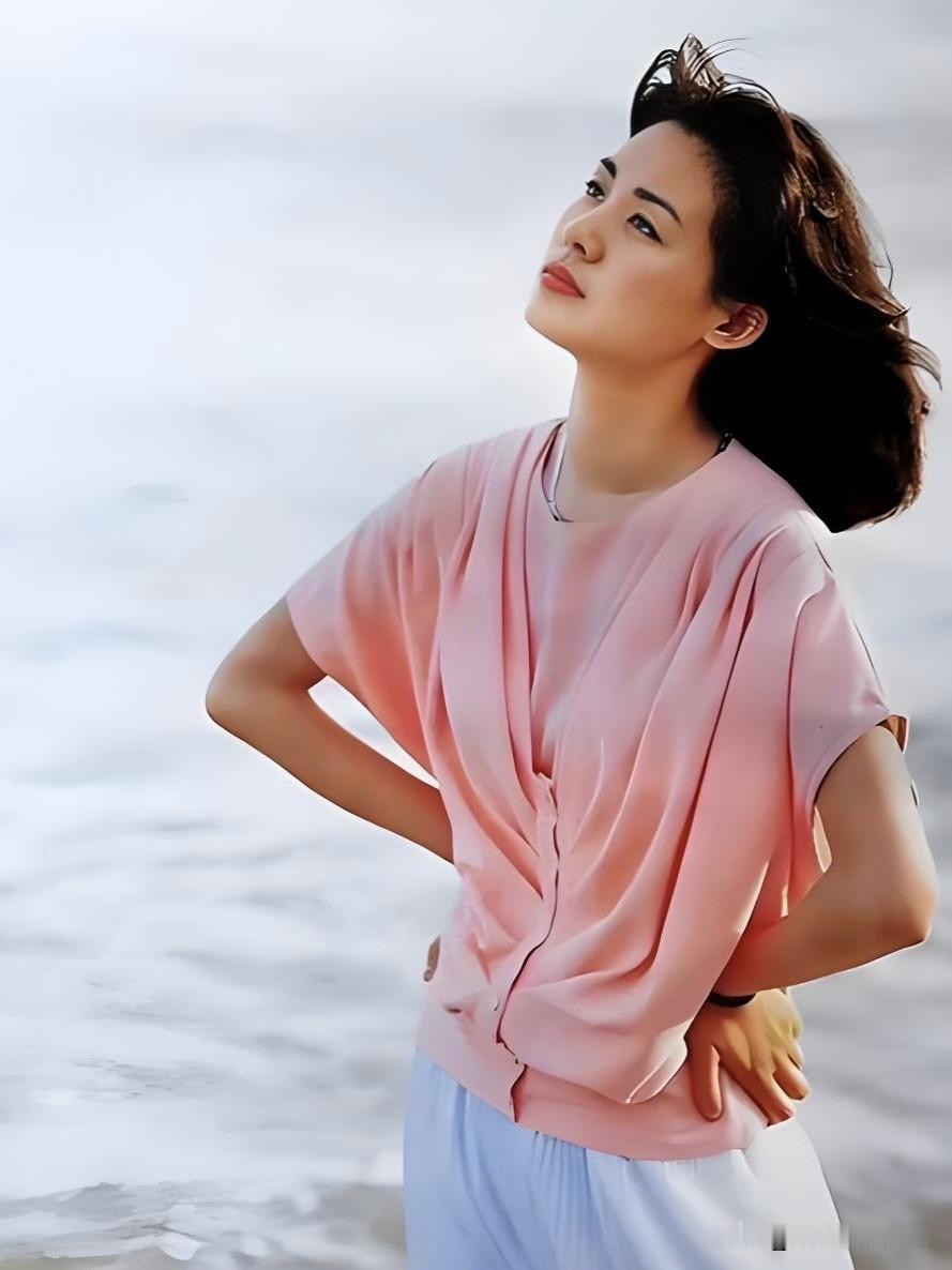 丛珊以《牧马人》惊艳岁月，温婉眉眼尽显东方之美。她历经沉淀，从容优雅，不迎合世俗