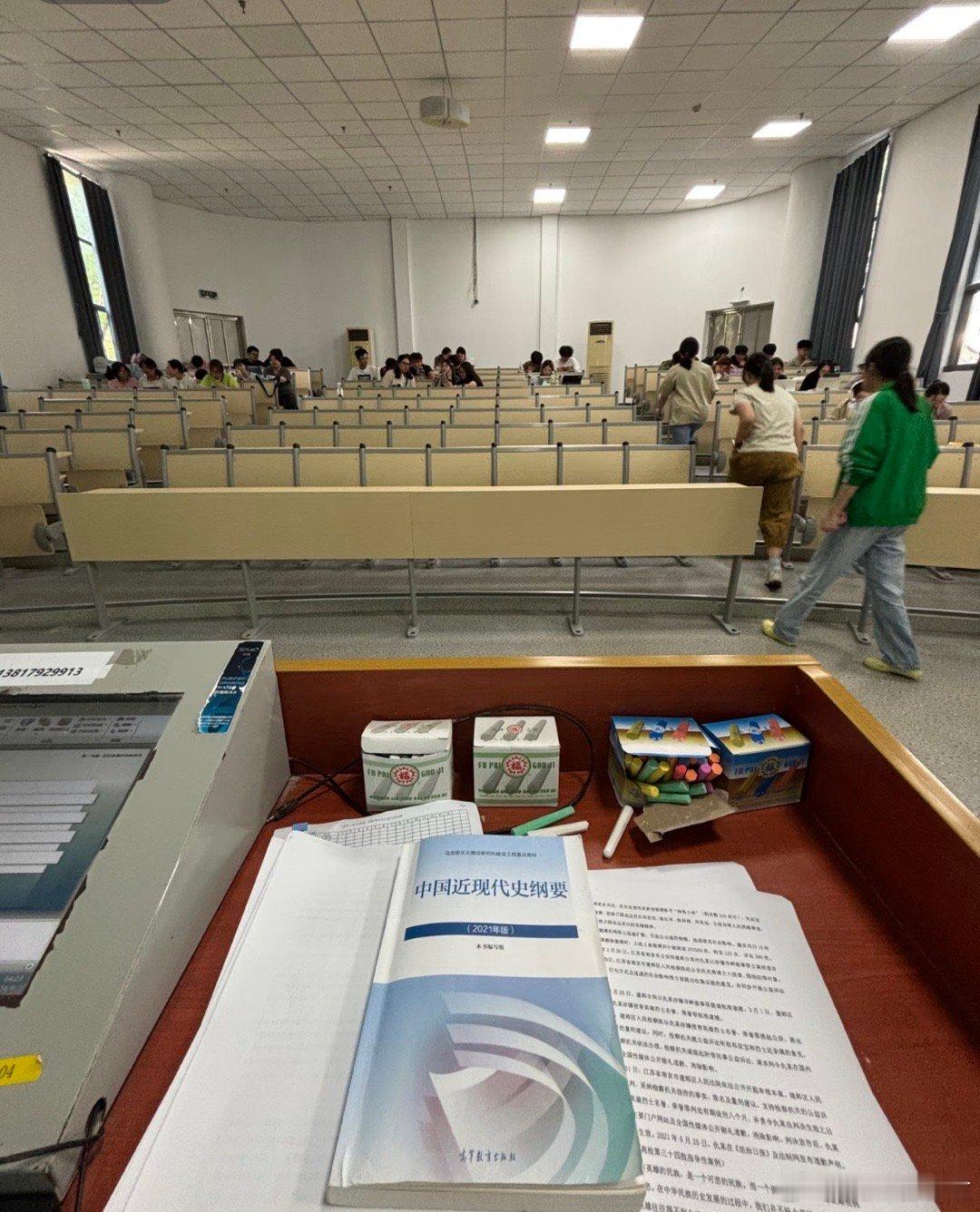 世界上最遥远的距离，就是我在讲台的这头，学生在教室的那头。