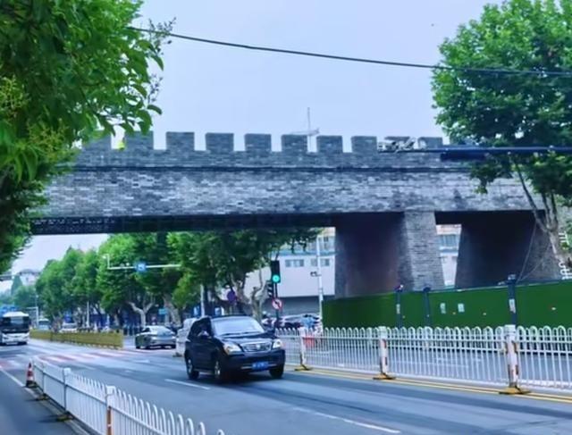 襄阳新东门跟我记忆中的完全不一样了。现实里就是个普通路口，车多人多高楼多，跟我脑