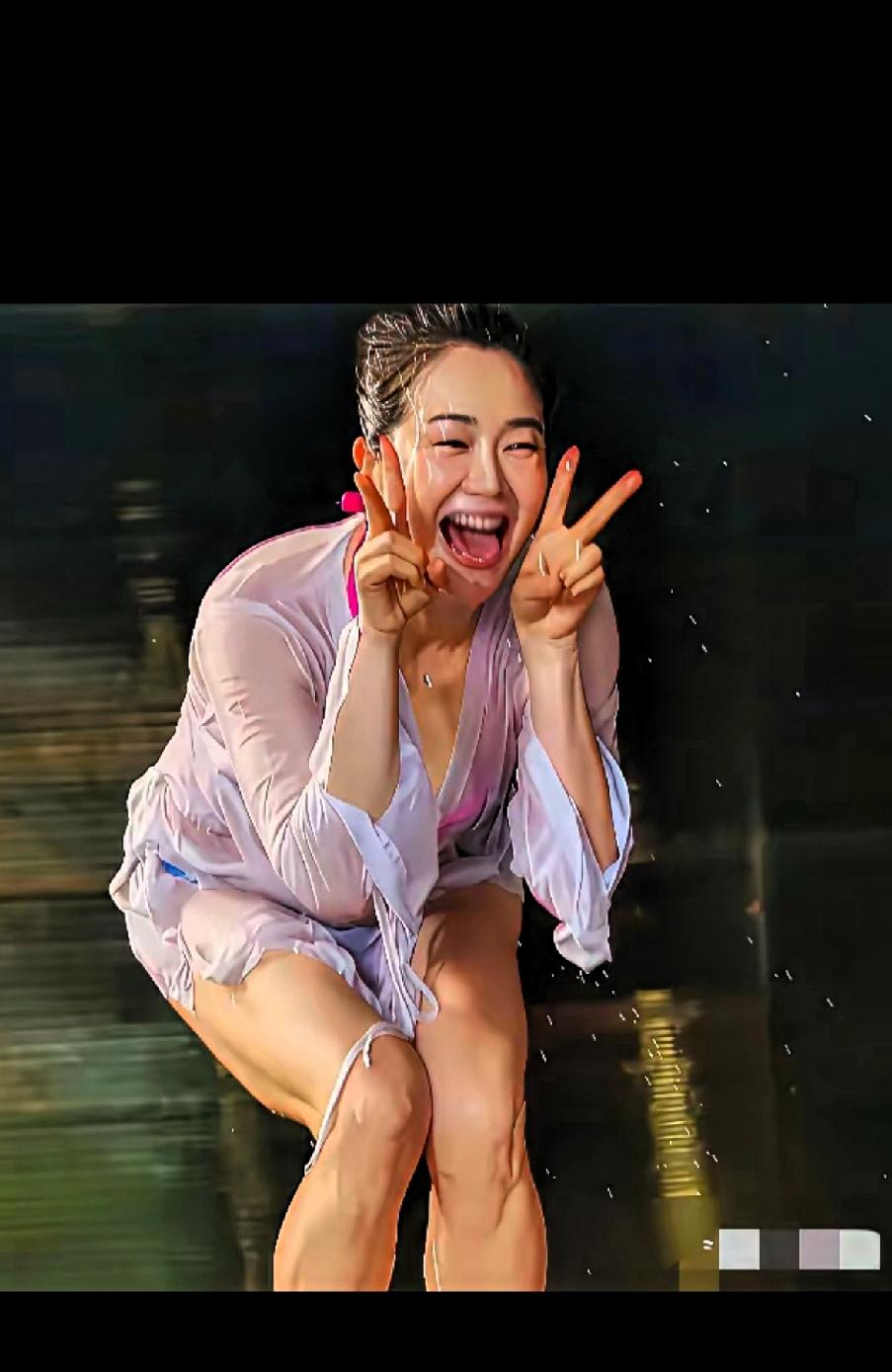 保持矜持点不好吗！50多岁的左小青还那么受欢迎！50多岁魅力不减呀！