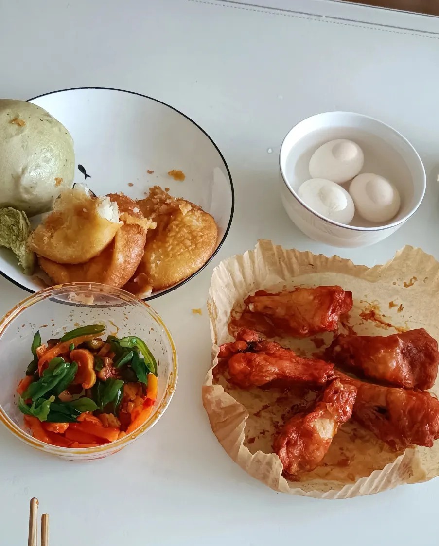这样的早餐你吃的进吗？今天我老公做了早饭我进厨房一看，不是油炸的就是咸菜，