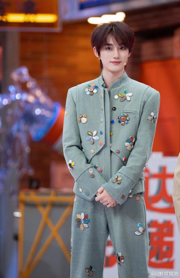 丁程鑫丁程鑫在跨年晚会上想问什么你好星期六谁懂啊！丁程鑫这波属实是本人认证！跨年