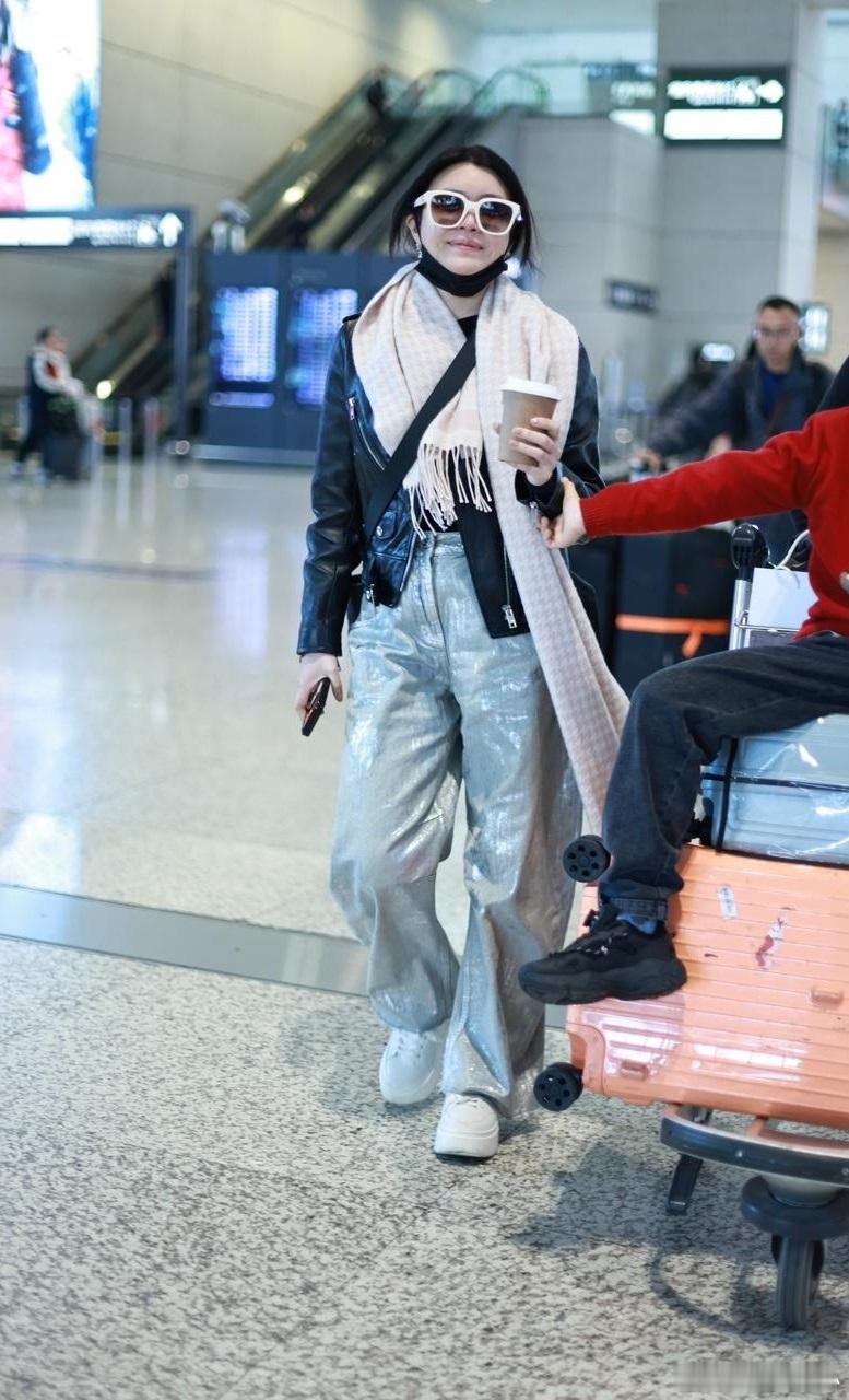 近日，陈妍希现身上海机场，她此番的穿搭极具潮流时尚感，整个人看起来既年轻又迷人。