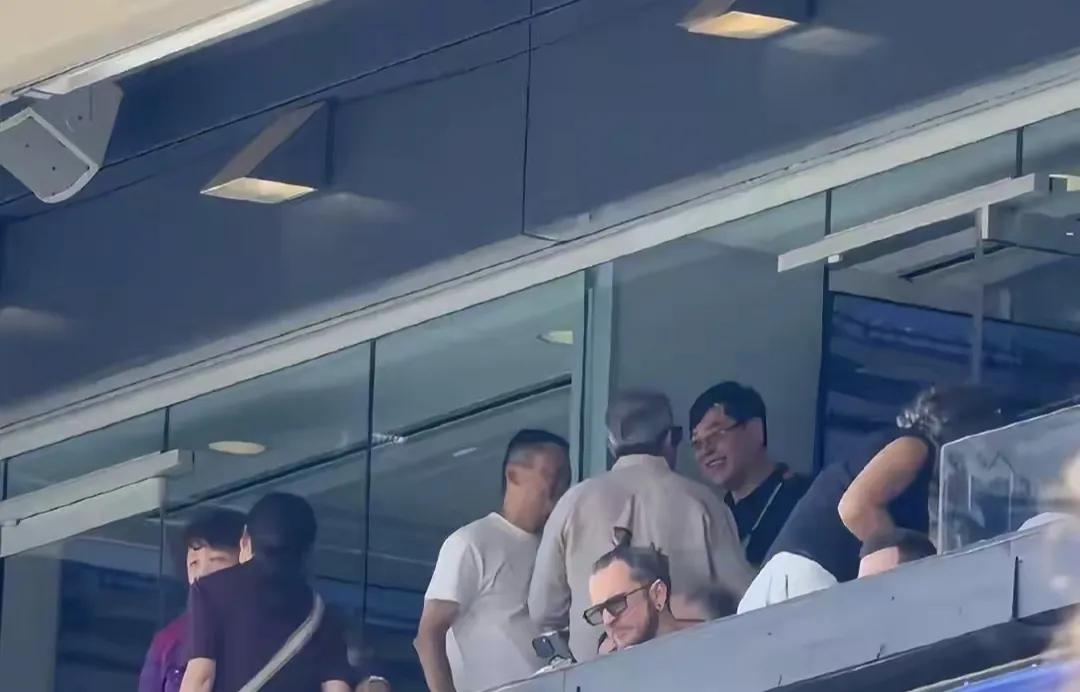 马云又上热搜，不是因为演讲，而是美国世界杯决赛场被网友偶遇马云又上热搜了，这回