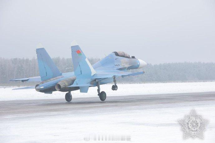 今天，白俄罗斯空军接收了另一批俄罗斯制造的苏-30СМ2战斗机。这标志着去年开始