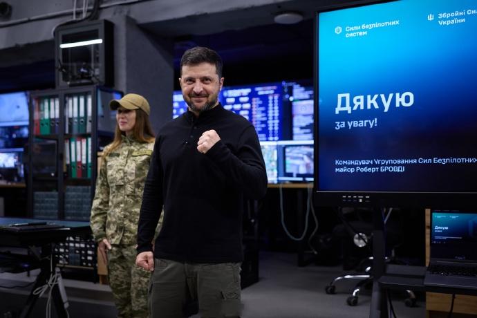 泽连斯基终于不出国访问了，抽时间去一线看望战况！11月4日，泽连斯基在波克罗夫