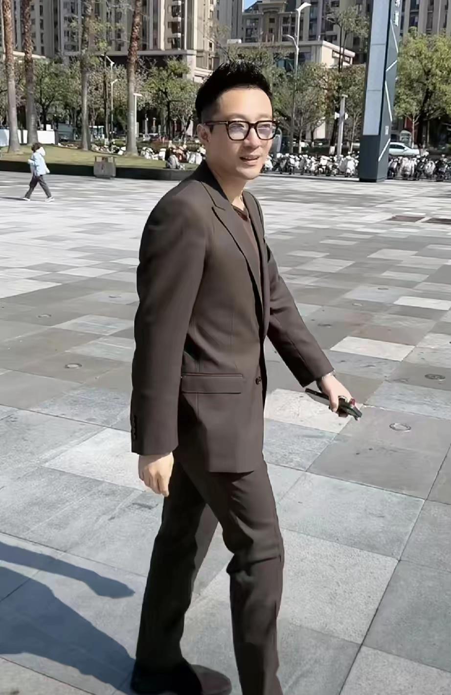 汪小菲结束工作准备回湾湾了。毕竟马筱梅才生完宝宝需要人照顾，网友表示汪小菲这样