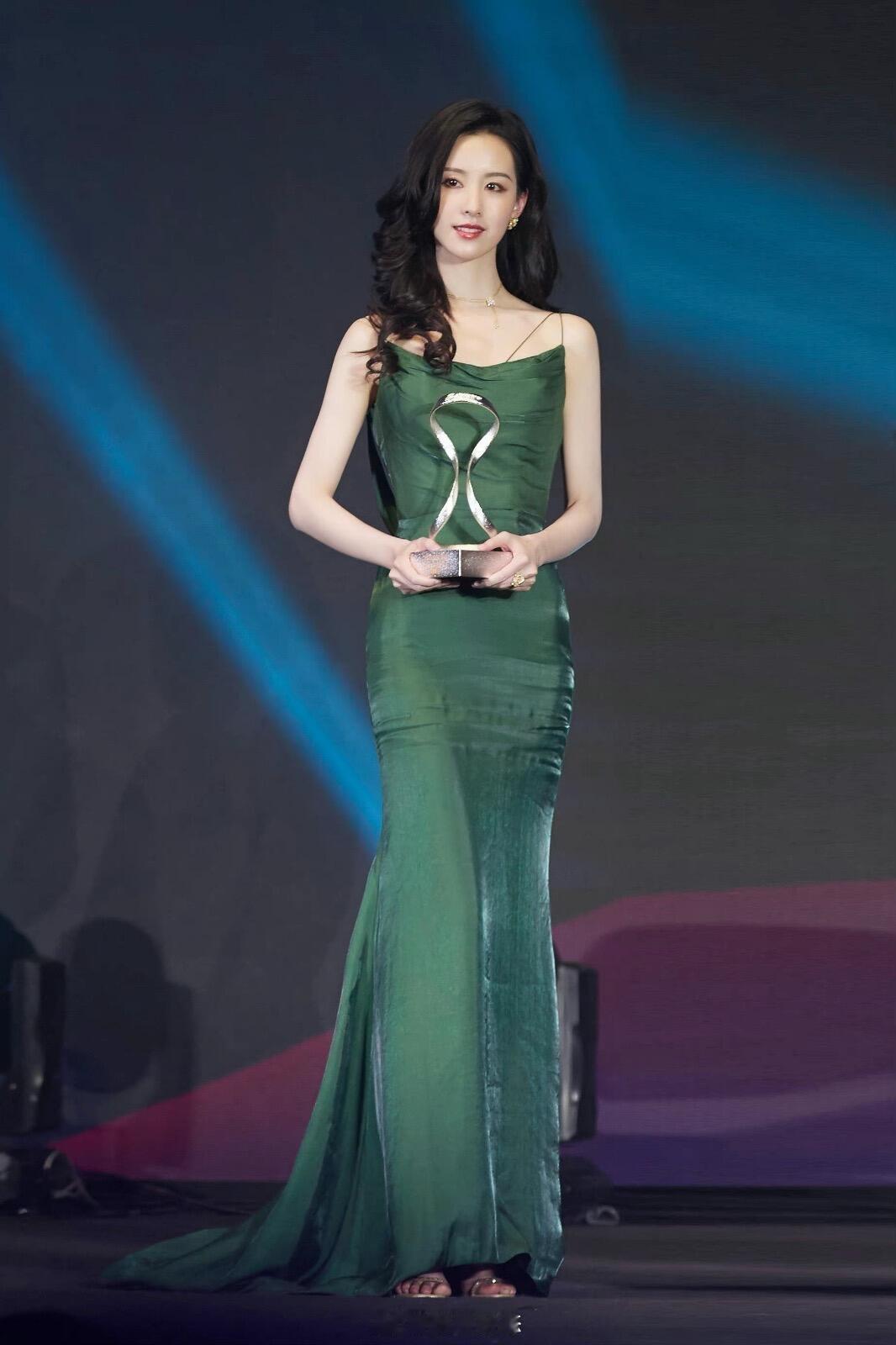 陈都灵绿裙造型登娱乐热榜