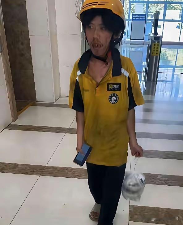 送外卖没有换洗的衣服吗[捂脸哭]