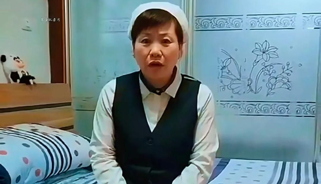 列车上售货大姨遇网红幽默互动，结果第二天收到停职近日一东北列车上售货大姨，因偶