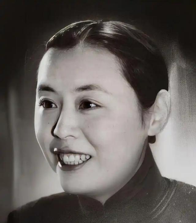 1922年，徐志摩和张幼仪躺在一张床上。睡到半夜，他突然伸出手臂搂住了她的腰肢，