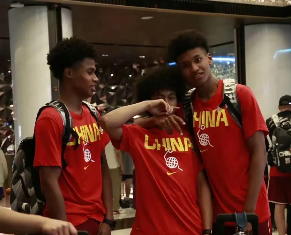 所有人真的应该排着队给姚明道歉，现在的这支U19男篮国青队之所以能够连续赢下美国