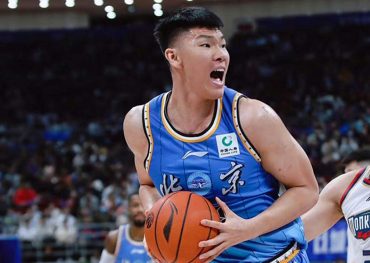 范子铭坐享其成！北京男篮客场逆转辽宁男篮后，球员们在更衣室收到不菲的奖金！虽然