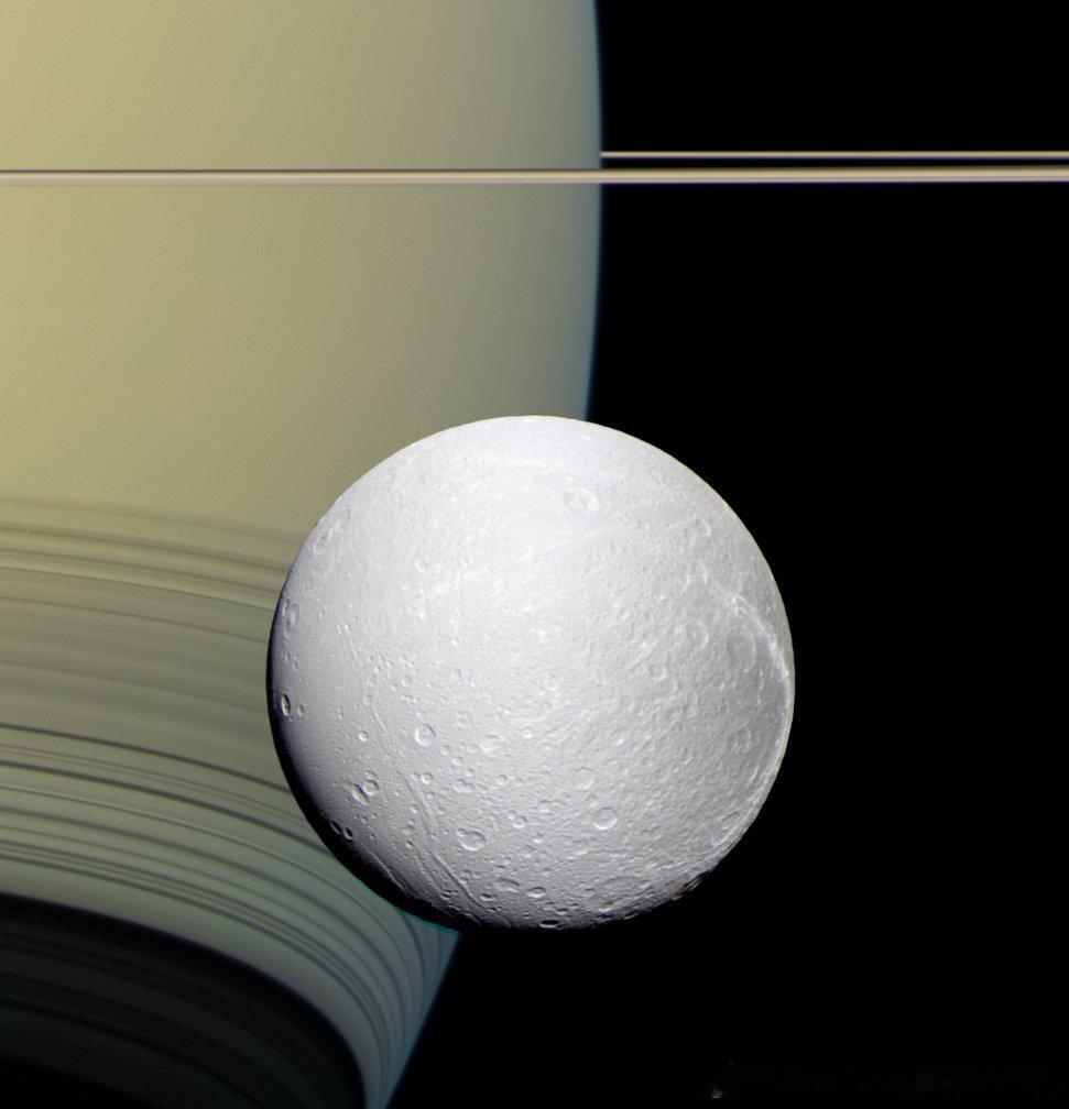 卡西尼号探测器拍摄的土星及其冰冻卫星土卫4。土卫4约三分之二的质量是冰。