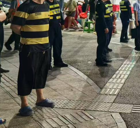 深圳乱摆卖整治，多地引起反响目前，深圳市各区响应政策，顺应民意，对乱摆卖开展大