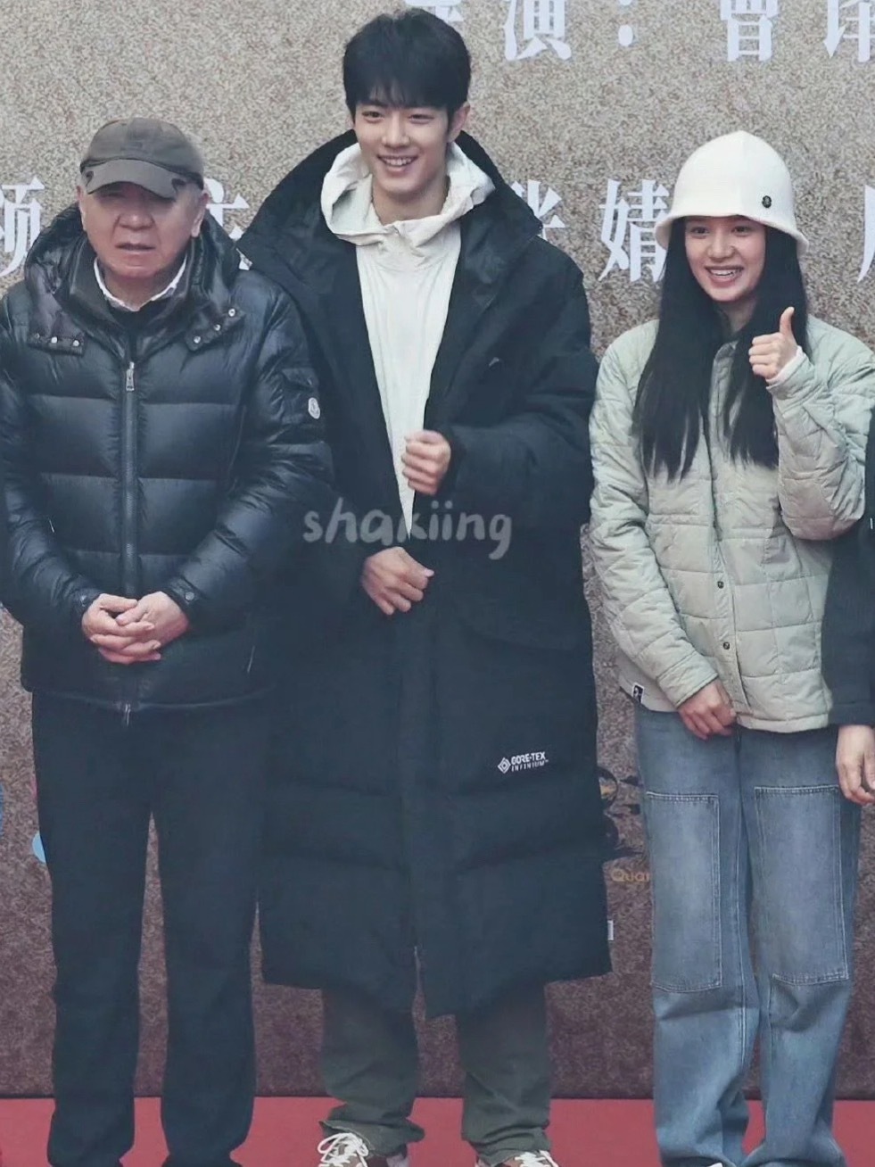 偶然翻到藏海传的开机仪式三个人都很松弛哈哈哈！真的很像爸爸带着哥哥妹妹去吃席​