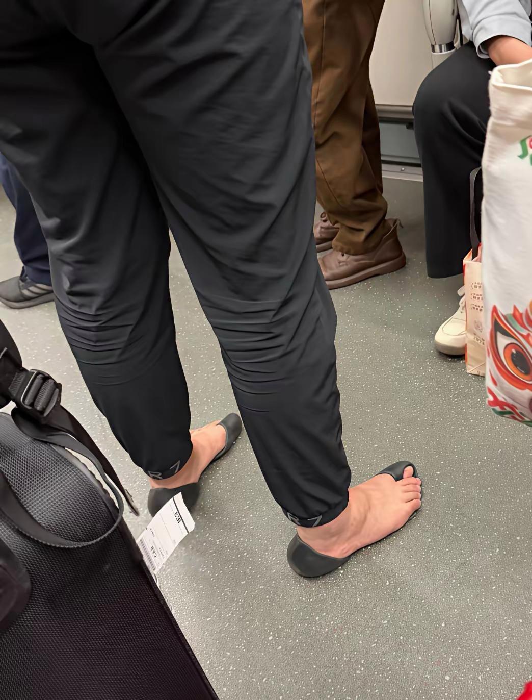 唉呀妈呀，这人穿的鞋好奇葩地铁车厢，忽然看见一人穿的鞋，我愣住了。鞋露出脚趾