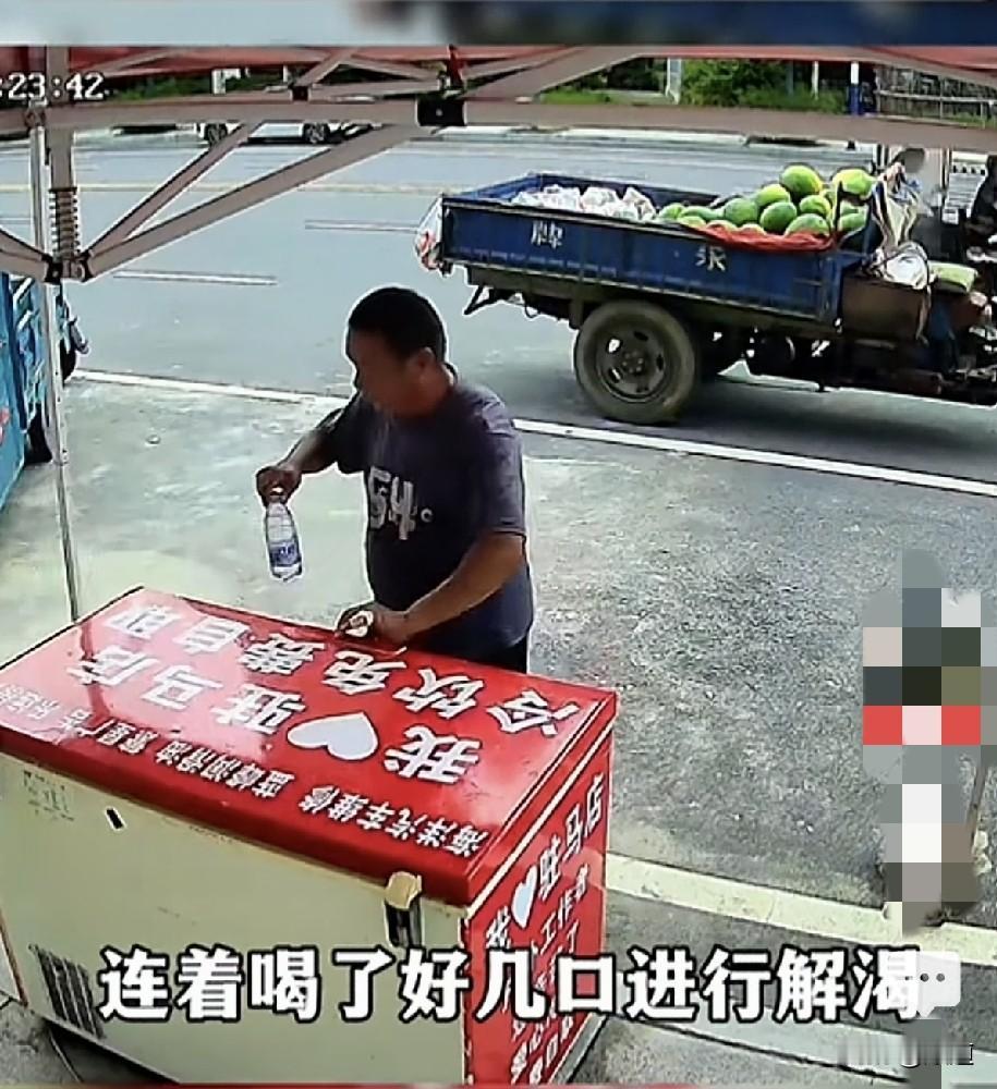 监控下的一幕。卖西瓜大爷开着三轮车路过爱心冰箱时，将车停下，走到冰箱前拿出一瓶