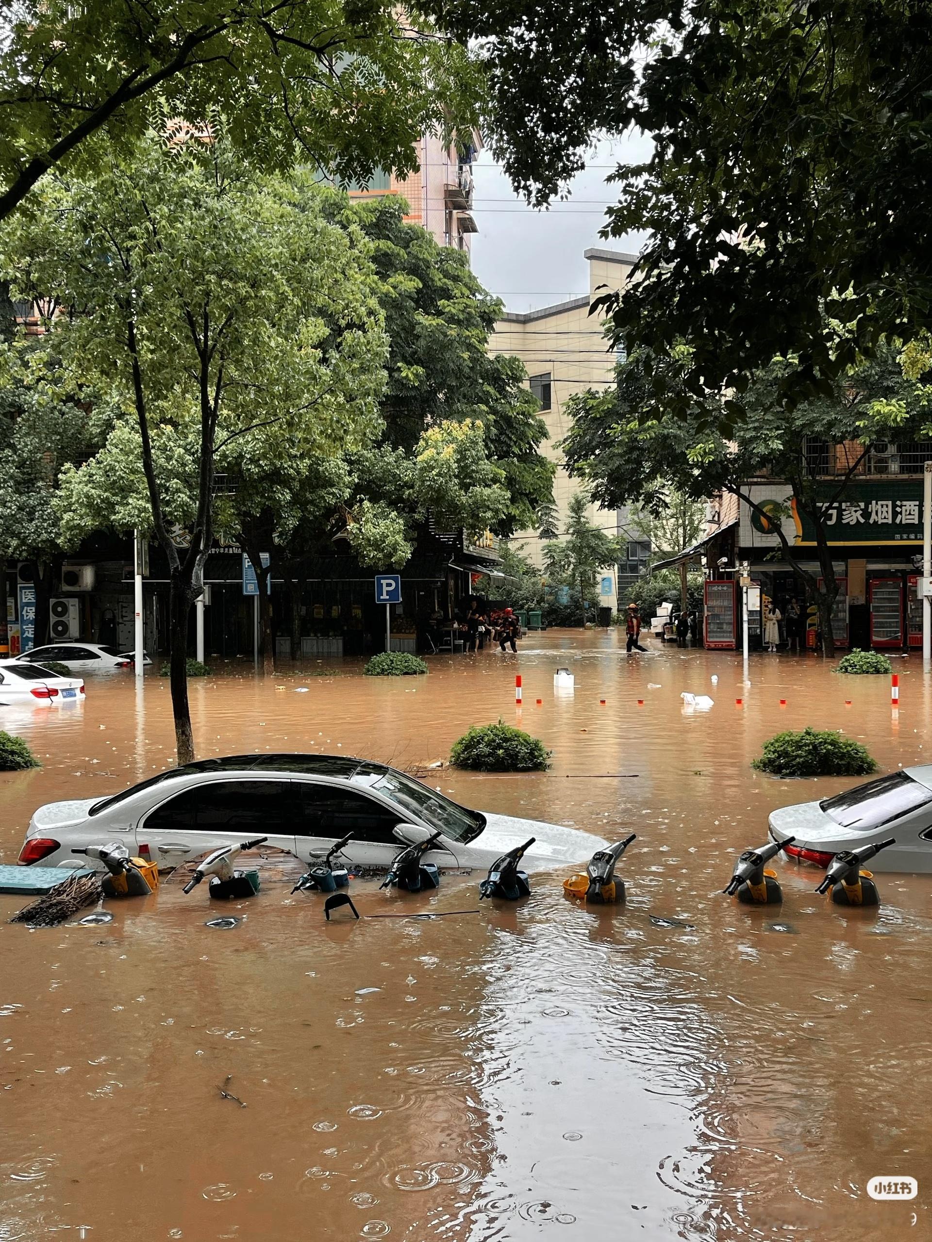 湖南石门海拔超1000米致救援困难风雨无情，人间有爱。当前搜救安置、物资输送、险